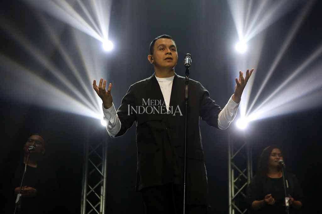 Pria kelahiran Bukit Tinggi, Sumatra Barat itu kemudian melanjutkan konsernya dengan melantunkan beberapa hits di antaranya 'Monokrom', 'Sewindu', dan 'Pamit'.