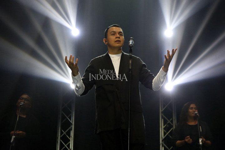 Pria kelahiran Bukit Tinggi, Sumatra Barat itu kemudian melanjutkan konsernya dengan melantunkan beberapa hits di antaranya 'Monokrom', 'Sewindu', dan 'Pamit'.
