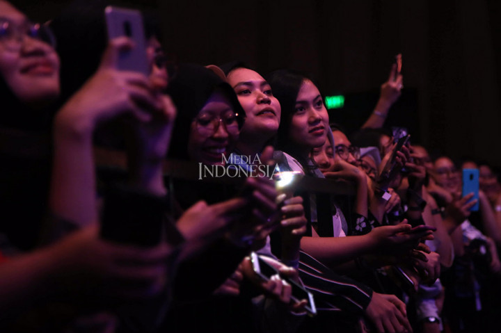Para penggemar yang kebanyakan kaum hawa dengan penuh antusias menonton konser penyanyi berdarah Minang tersebut. Mereka juga ikut menyanyi bersama saat Tulus melantunkan lagu.