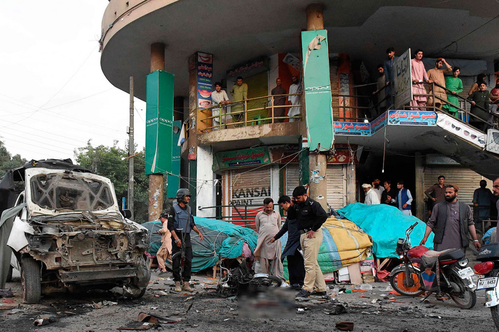 Petugas kepolisian memeriksa lokasi ledakan bom di Quetta, Pakistan, Selasa, 30 Juli 2019 waktu setempat.