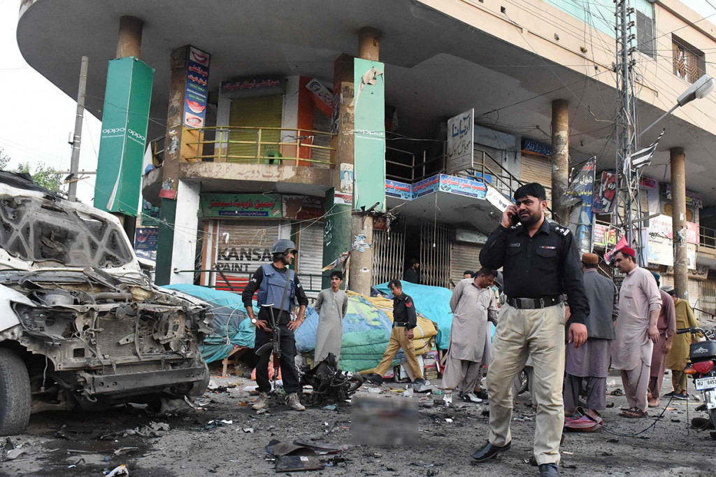 Sedikitnya lima orang tewas dan lebih dari 25 lainnya luka-luka setelah sebuah bom yang ditanam di sepeda motor menabrak sebuah mobil polisi di Pakistan barat daya, Selasa. Belum ada kelompok yang mengaku bertanggung jawab atas serangan itu. 