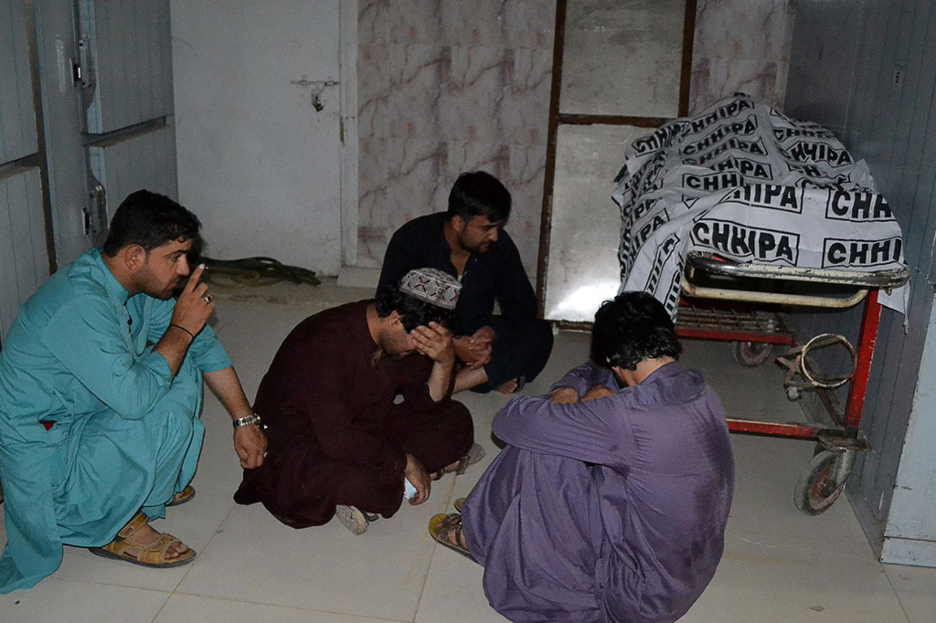 Bom kendali jarak jauh itu meledak di Quetta, kota utama provinsi Baluchistan yang kaya minyak dan gas, yang berbatasan dengan Iran dan Afghanistan, kata kepala kepolisian provinsi Mohsin Hassan Butt kepada AFP. 