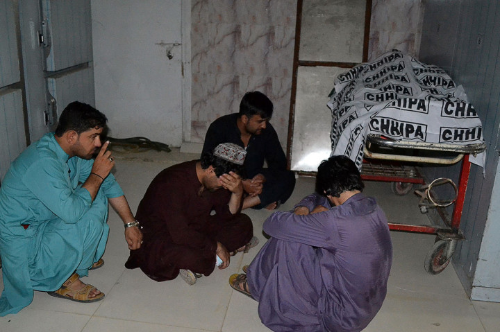 Bom kendali jarak jauh itu meledak di Quetta, kota utama provinsi Baluchistan yang kaya minyak dan gas, yang berbatasan dengan Iran dan Afghanistan, kata kepala kepolisian provinsi Mohsin Hassan Butt kepada AFP. 