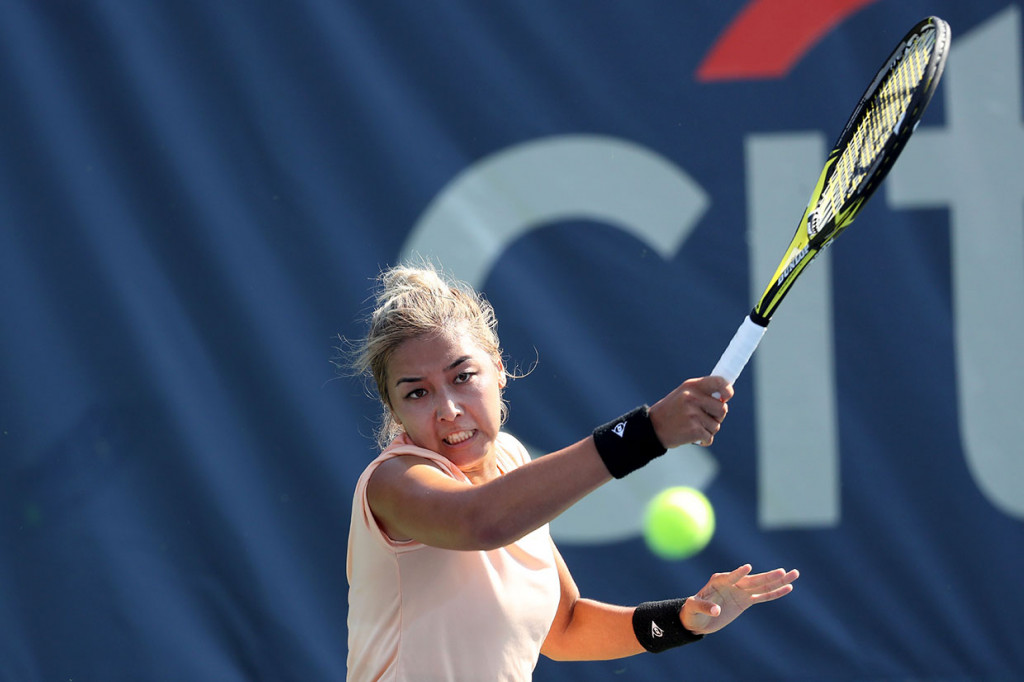 Setelah maju mundur di awal set pertama, Gauff berpeluang membalikkan keadaan. Dia memimpin 40-15 untuk menyamakan 3-3 pada set ini. Tapi Diyas empat poin berturut-turut untuk balik menggebrak dan menang 6-4. 