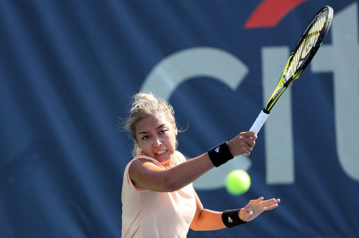 Setelah maju mundur di awal set pertama, Gauff berpeluang membalikkan keadaan. Dia memimpin 40-15 untuk menyamakan 3-3 pada set ini. Tapi Diyas empat poin berturut-turut untuk balik menggebrak dan menang 6-4. 