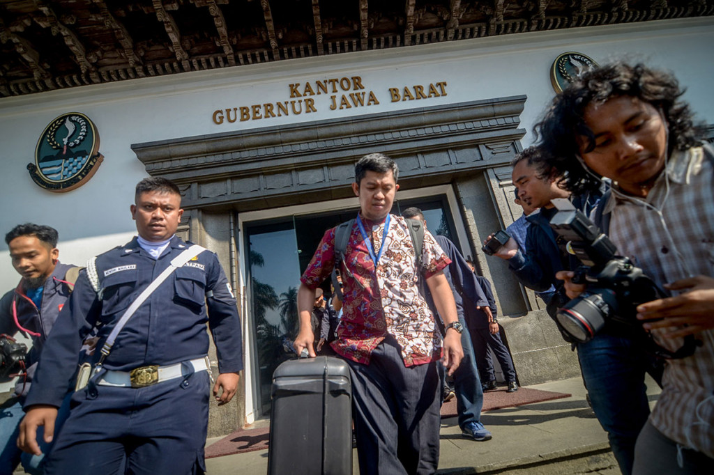 Penyidik KPK membawa koper berisi berkas usai melakukan penggeledahan ruang kerja Sekda Jabar nonaktif Iwa Karniwa di Gedung Sate, Bandung, Jawa Barat, Rabu, 31 Juli 2019. 