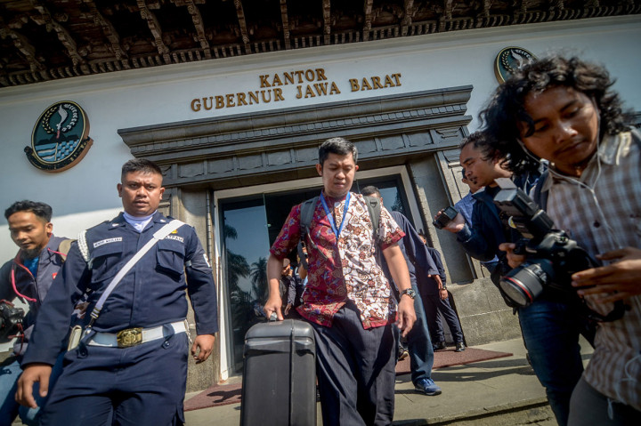 Penyidik KPK membawa koper berisi berkas usai melakukan penggeledahan ruang kerja Sekda Jabar nonaktif Iwa Karniwa di Gedung Sate, Bandung, Jawa Barat, Rabu, 31 Juli 2019. 