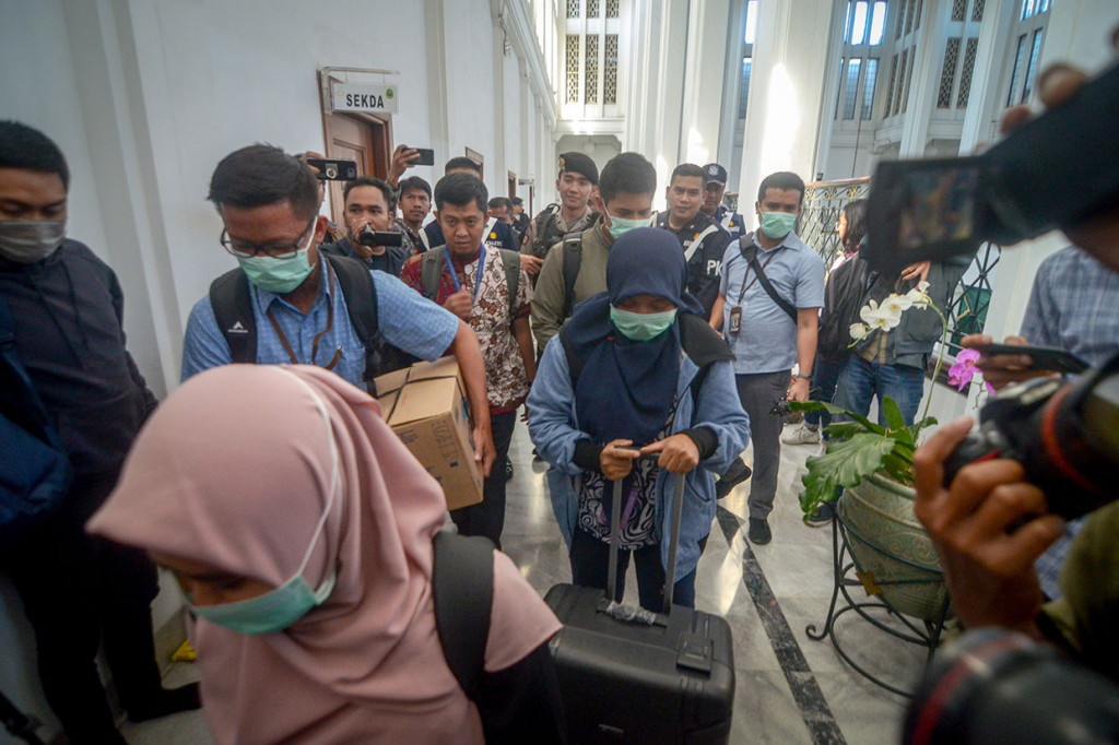 Penyidik KPK membawa dua koper dan satu dus usai menggeledah ruang kerja Sekertaris Daerah (Sekda) Jawa Barat, Iwa Karniwa. 