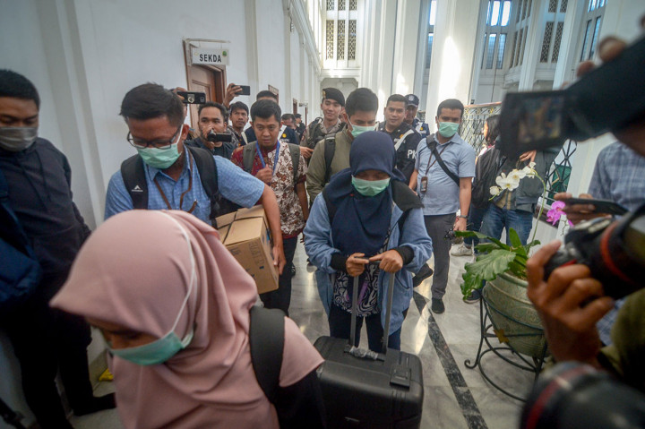 Penyidik KPK membawa dua koper dan satu dus usai menggeledah ruang kerja Sekertaris Daerah (Sekda) Jawa Barat, Iwa Karniwa. 