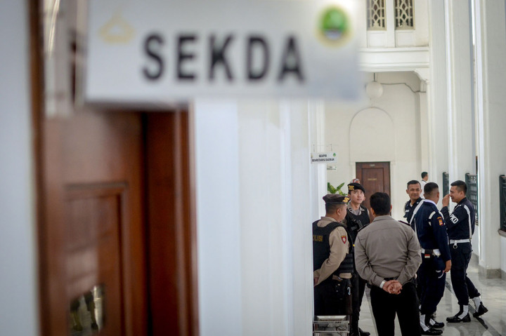 Penggeledahan tersebut dilakukan untuk mencari alat bukti dari tersangka Iwa Karniwa guna kepentingan penyidikan atas dugaan kasus suap proyek Meikarta.