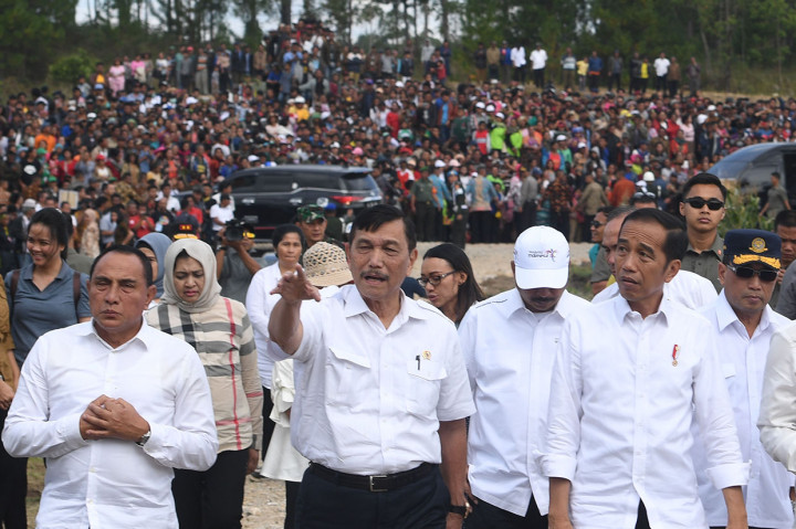 Presiden Joko Widodo (kedua kanan) berjalan bersama sejumlah menteri kabinet kerja dan pejabat terkait saat melakukan kunjungan kerja di Humbang Hasundutan, Sumut.