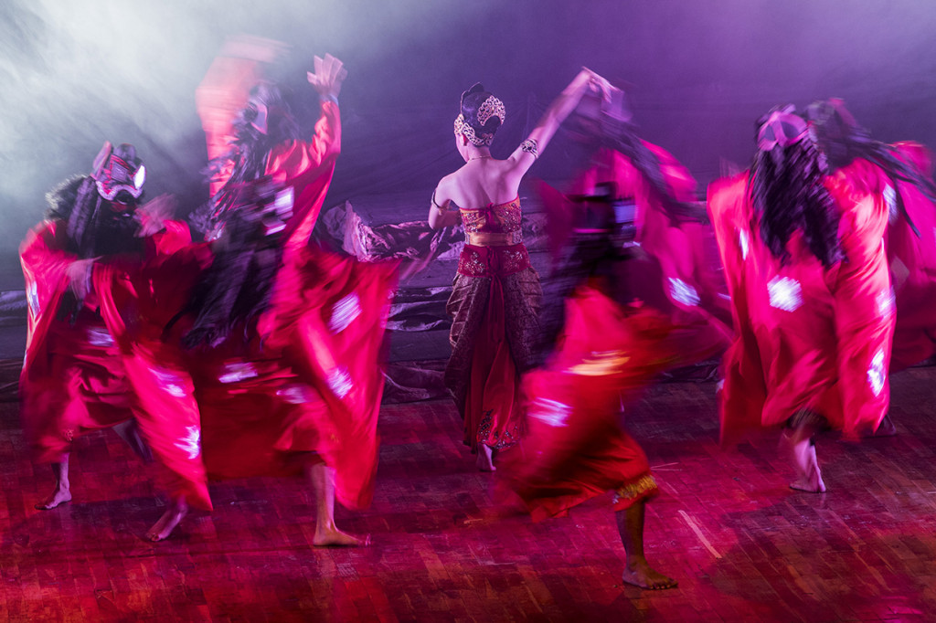 Pelakon menampilkan opera legenda kolosal Ciung Wanara di Teater Tertutup Taman Budaya Jawa Barat, Bandung, Jawa Barat.