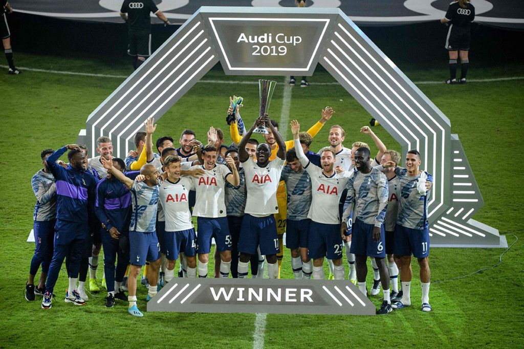 Para pemain Tottenham Hotspur melakukan selebrasi sembari mengangkat trofi usai memastikan diri menjadi juara turnamen pramusim Audi Cup 2019, Kamis, 1 Agustus 2019 dini hari WIB.