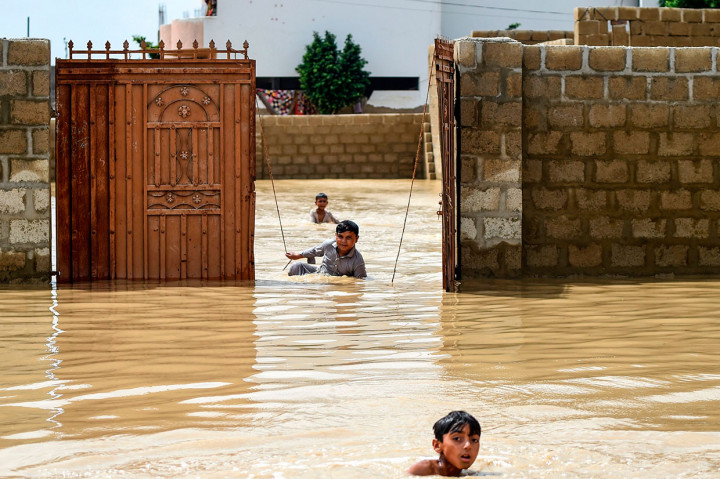 Sedikitnya 12 orang tewas saat hujan deras melanda kota pelabuhan Karachi, Pakistan, Rabu, 31 Juli 2019. Pihak berwenang menyatakan bahwa kematian terjadi sebagian besar karena tersengat listrik yang disebabkan kabel yang tidak dirawat dengan baik, bahkan sebagian besar kota mengalami pemadaman selama berjam-jam hingga satu hari di beberapa wilayah.