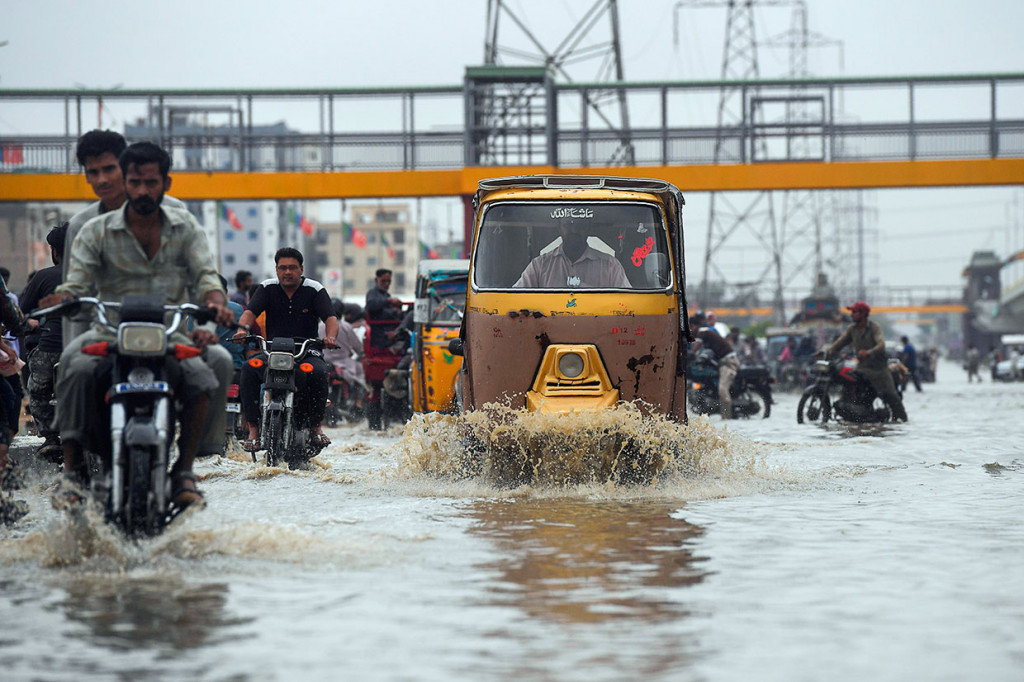 Sebagian wilayah Karachi telah digenangi banjir sejak Senin, 29 Juli 2019. Sejumlah perumahan dan sebagian besar jalan di Karachi tergenang yang membuat lalu lintas tersendat.