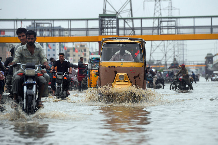 Sebagian wilayah Karachi telah digenangi banjir sejak Senin, 29 Juli 2019. Sejumlah perumahan dan sebagian besar jalan di Karachi tergenang yang membuat lalu lintas tersendat.