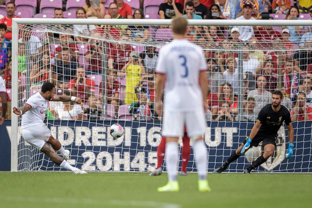 Liverpool harus tertinggal terlebih dahulu saat laga baru berjalan empat menit lewat eksekusi penalti Memphis Depay. Penalti diberikan kepada Lyon setelah kiper Alisson Becker melakukan blunder saat menangkap bola justru malah menjatuhkan Moussa Dembele.
