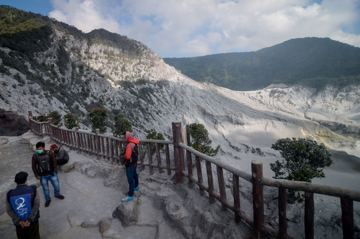 Wisatawan kembali dapat menikmati pemandangan Kawah Ratu Gunung Tangkuban Perahu, di Kabupaten Subang, Jawa Barat, Kamis, 1 Agustus 2019. 