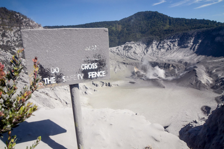Gunung Tangkuban Perahu mengalami erupsi pada Jumat, pukul 15.48 WIB. Erupsi itu terjadi dengan tinggi kolom abu kurang lebih 200 meter di atas puncak atau kurang lebih 2.284 meter di atas permukaan laut.