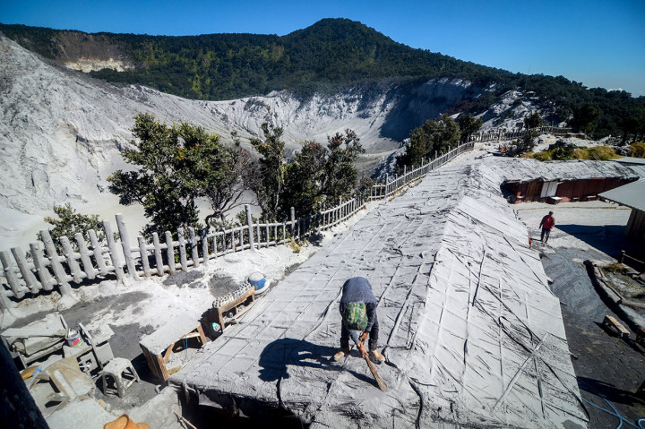 Erupsi mengakibatkan kawasan wisata Kawah Ratu tertutup abu vulkanik yang mencapai ketebalan hingga 10 cm. Pengelola Taman Wisata Alam Tangkuban Perahu kemudian membersihkan abu vulkanik tersebut agar dapat kembali menarik pengunjung.