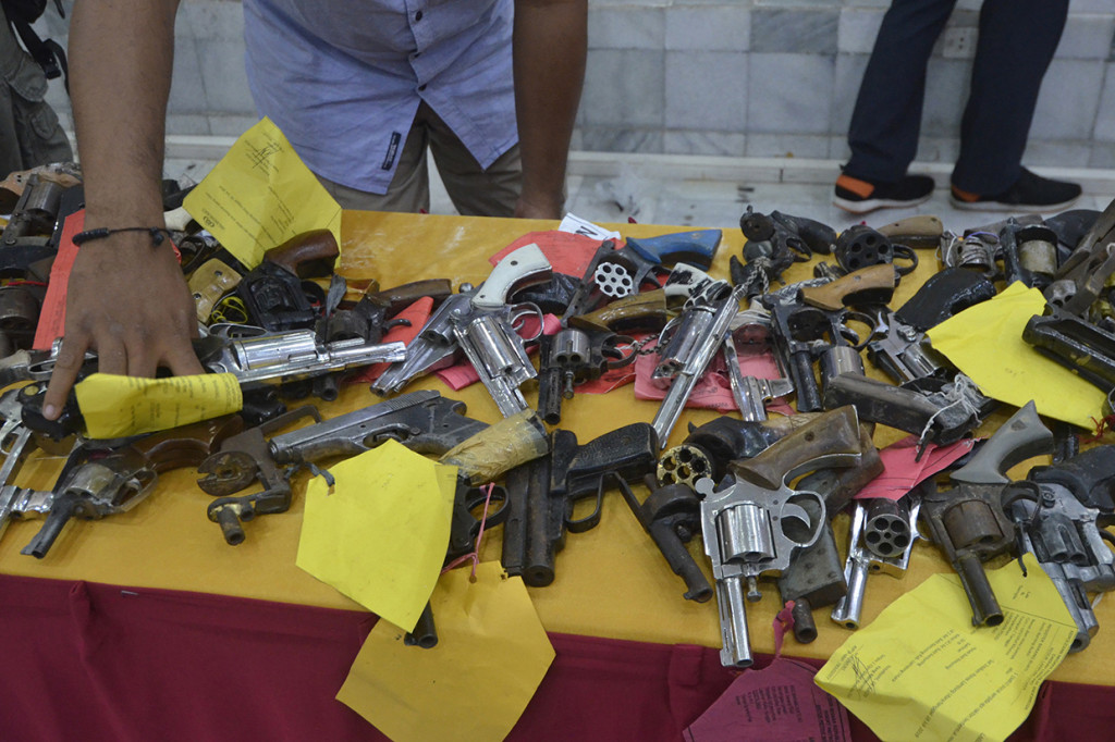 Di antaranya 8 pucuk senpi hasil tangkapan, 17 pucuk senpi rakitan laras panjang hasil penyerahan, dan 316 pucuk senpi rakitan laras pendek hasil penyerahan.