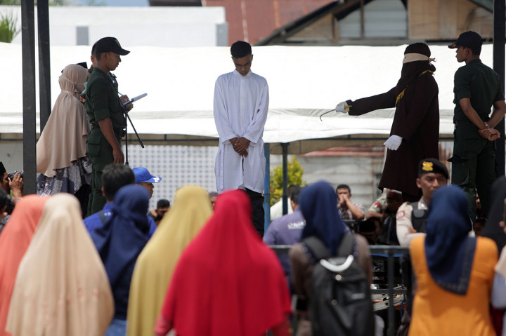 Pengadilan Mahkamah Syariah Banda Aceh menvonis hukuman delapan hingga 32 kali cambuk di muka umum kepada 11 warga yang melanggar pasal 23 dan 25 Qanun (peraturan daerah) nomor 6/2014 tentang hukum jinayat.