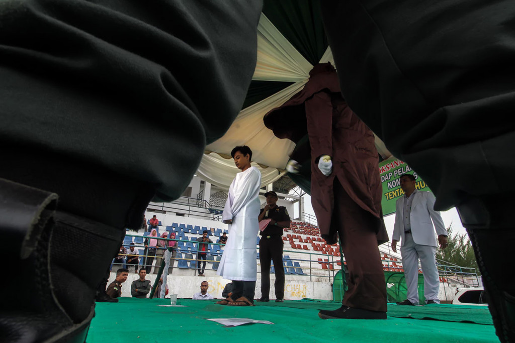 Sementara itu Mahkamah Syariah Lhokseumawe juga menjatuhkan hukuman masing-masing 100 kali cambuk menggunakan rotan di muka umum terhadap tiga terpidana pelanggar Qanun Aceh nomor 6/2014 tentang hukum Jinayat Aceh, Rabu, 31 Juli 2019. 