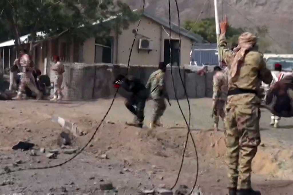 Serangan rudal menghantam sebuah kamp militer yang terletak di sebelah barat Kota Aden, Yaman, Kamis, 1 Agustus 2019.