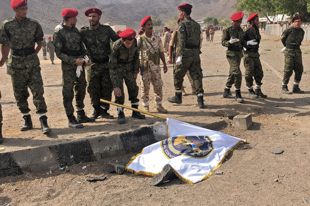 Serangan pertama adalah pembom mobil bunuh diri yang dilakukan para jihadis di kantor polisi yang menewaskan tiga polisi. Sementara serangan kedua dilakukan pemberontak Huthi dengan pesawat tak berawak dan rudal balistik yang menargetkan parade di sebuah kamp polisi di Aden dan menewaskan 17 petugas.