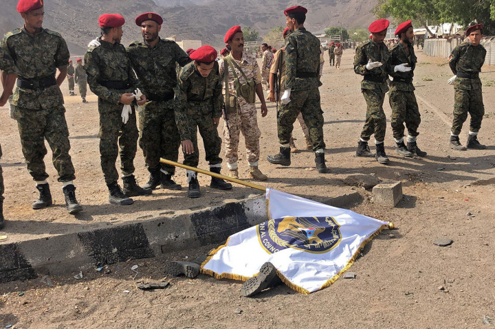 Serangan pertama adalah pembom mobil bunuh diri yang dilakukan para jihadis di kantor polisi yang menewaskan tiga polisi. Sementara serangan kedua dilakukan pemberontak Huthi dengan pesawat tak berawak dan rudal balistik yang menargetkan parade di sebuah kamp polisi di Aden dan menewaskan 17 petugas.