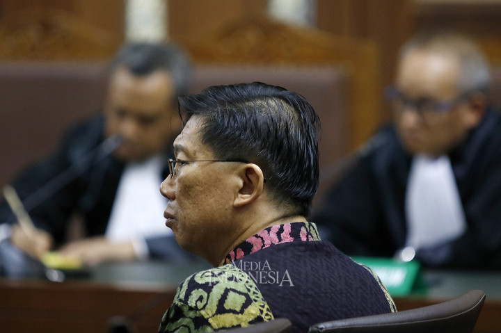 Sementara itu, Jaksa KPK menuntut Kenneth Sutardja hukuman penjara selama 2 tahun dan denda Rp 100 juta subsider 6 bulan kurungan. 
