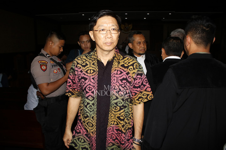 Kenneth diyakini jaksa bersalah ketika menjabat sebagai Direktur Utama PT Grand Kartech dengan memberikan suap ke mantan Direktur Produksi dan Teknologi PT Krakatau Steel (KS) Wisnu Kuncoro.