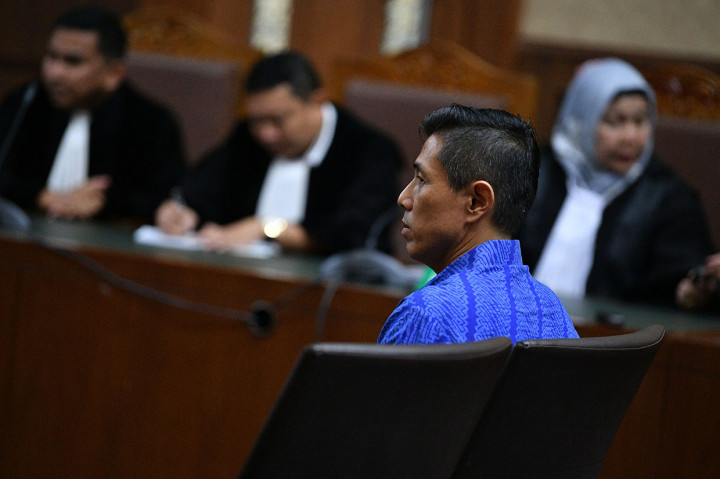 Jaksa Penuntut Umum KPK menuntut terdakwa dengan hukuman 1 tahun 8 bulan penjara dan denda Rp 100 juta subsider 6 bulan kurungan. 

