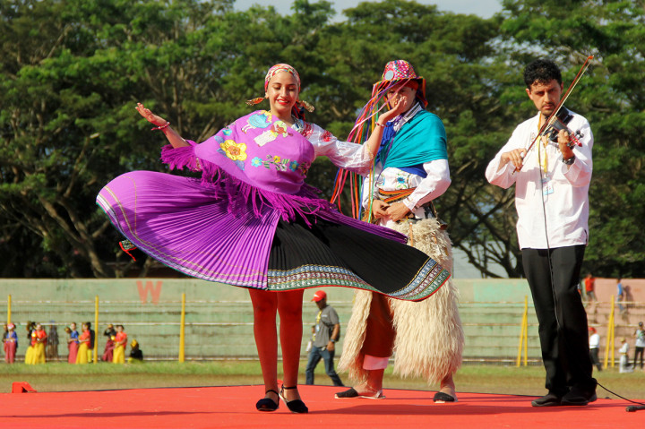 Peserta dari negara Ekuador tampil pada pembukaan acara Polewali Mandar Internasional Folk Art Festival (PIFAF) di Area Sport Centre, Polewali Mandar, Sulawesi Barat.