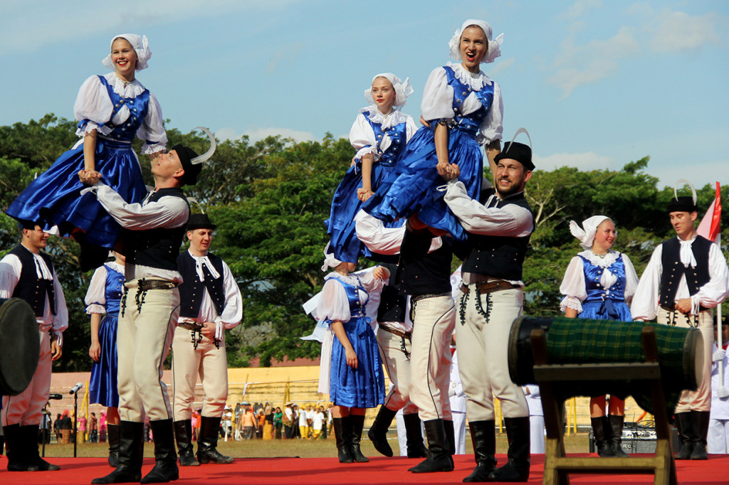 Peserta dari negara Slovakia tampil pada pembukaan acara Polewali Mandar Internasional Folk Art Festival (PIFAF) di Area Sport Centre, Polewali Mandar, Sulawesi Barat.