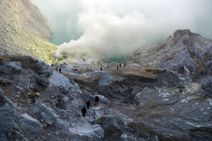 Wisatawan mengamati proses penambangan belerang di Kawah Ijen, Banyuwangi, Jawa Timur, Kamis, 1 Agustus 2019.