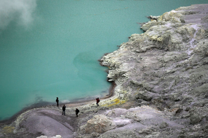 Kawah Ijen terkenal dengan fenomena alam api biru (blue fire). Api biru yang berada di kawah dengan ketinggian 2.443 mdpl itu, merupakan salah satu daya tarik kunjungan wisatawan lokal dan mancanegara. 