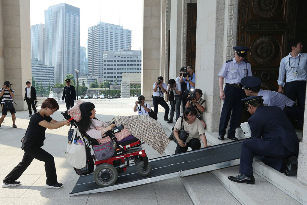 Gedung parlemen Jepang juga telah dimodifikasi secara khusus untuk memudahkan akses bagi Funago dan Kimura. Tiga kursi juga dipindahkan untuk menjadi tempat keduanya.
