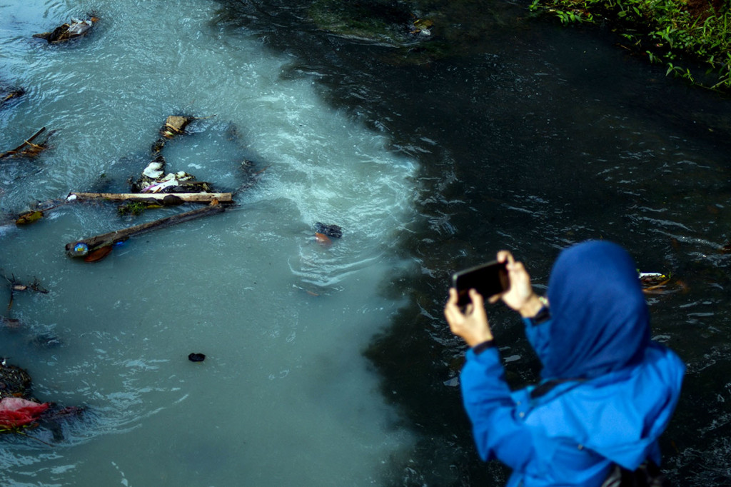 Kondisi air aliran Sungai Cikiley yang bermuara di Sungai Citarum tersebut berubah warna dan mengeluarkan bau yang diduga akibat limbah industri.
