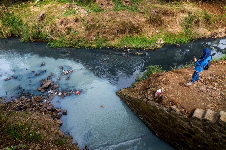 Warga memotret Sungai Cikiley yang tercemar di Antapani, Bandung, Jawa Barat, Jumat, 2 Agustus 2019. 