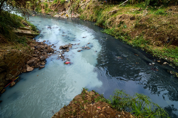 Tercemarnya air aliran Sungai Cikiley tersebut menganggu aktivitas warga di sekitar sungai tersebut.
