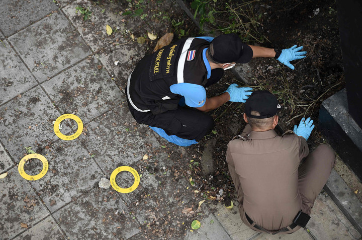 Polisi melakukan penyelidikan di salah satu lokasi ledakan bom kecil di Bangkok, Thailand, Jumat, 2 Agustus 2019.