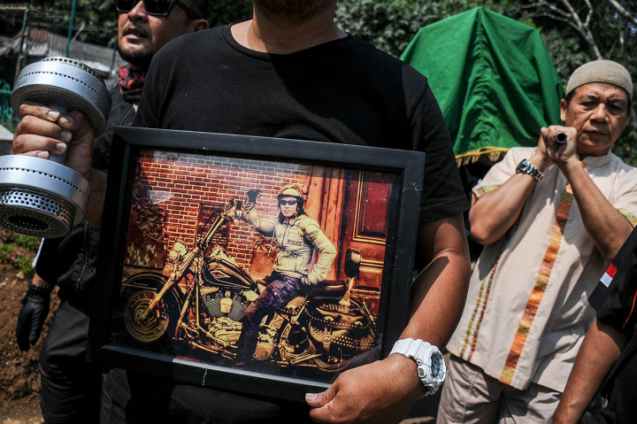 Kerabat menggotong jenazah selebriti almarhum Agung Santoso atau Agung Hercules saat akan dimakamkan di TPU Cikutra, Bandung, Jawa Barat, Jumat, 2 Agustus 2019. 