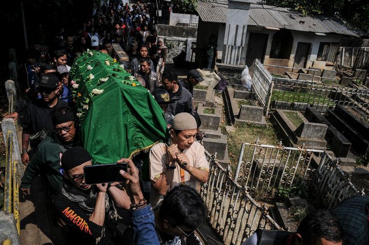 Selebriti, penyanyi dangdut, dan komedian Agung Hercules meninggal dunia di Rumah Sakit Kanker Dharmais, Jakarta, Kamis, 1 Agustus 2019 di usia 51 tahun, setelah kurang lebih setahun menderita penyakit kanker otak. 