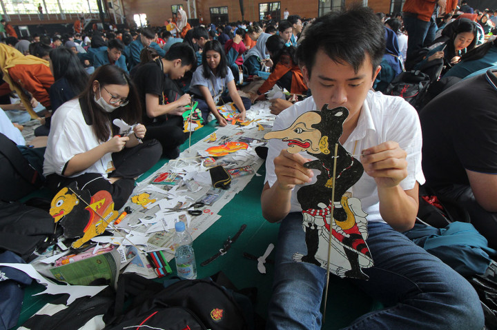 Ribuan mahasiswa baru Universitas Surabaya (Ubaya) merangkai wayang berbahan kertas di Universitas Surabaya, Jawa Timur, Jumat, 2 Agustus 2019. 