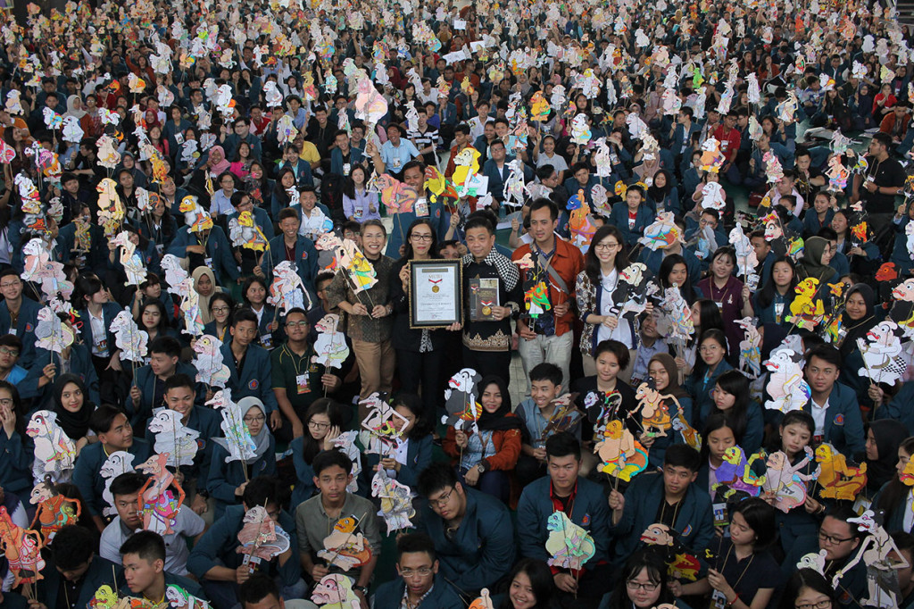 Rekor tersebut berhasil diraih setelah 2.400 mahasiswa baru berhasil merangkai dan mewarnai 2.400 wayang kertas Punakawan, saat mengikuti kegiatan masa orientasi bersama (MOB) Ubaya 2019.