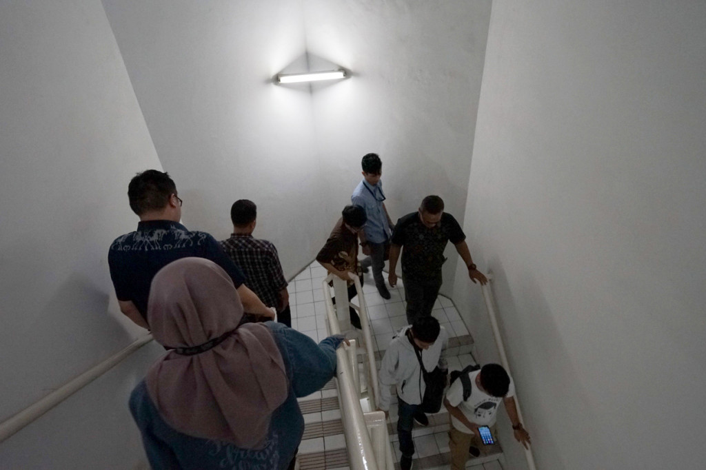 Karyawan menuruni tangga gedung sesaat setelah terjadi gempa di salahsatu gedung perkantoran Sudirman, Jakarta. Antara Foto/Narasi.Tv/Dwi Prasetya