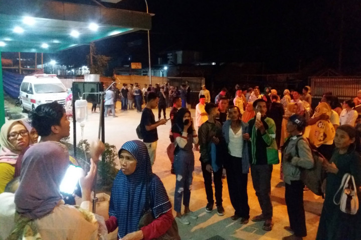 Warga dan pasien berada di luar Rumah Sakit Malimping, Lebak, Banten. Antara Foto/Sofi Mahalili
