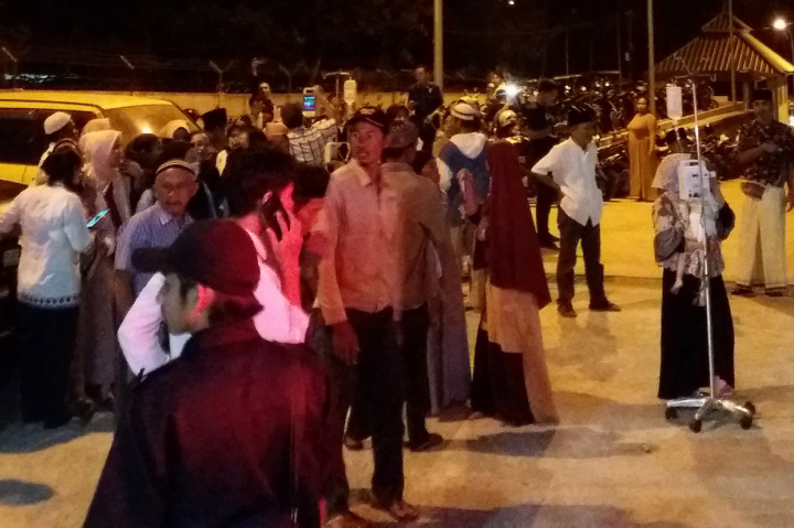 Peringatan dini tsunami dicabut pada pukul 21.35 WIB. Antara Foto/Sofi Mahalili