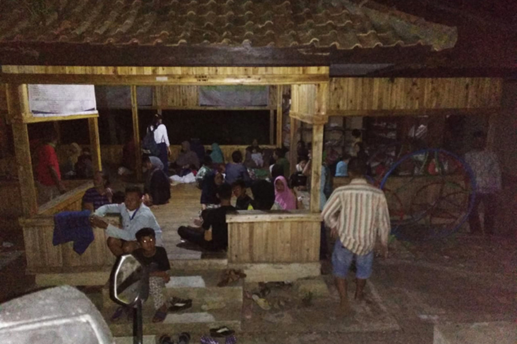 Sejumlah warga pesisir pantai mengungsi ke dalam bangunan yang terbuat dari kayu setelah terjadi gempa di Kampung Mancak, Serang, Banten. Antara Foto/Weli Ayu Rejeki